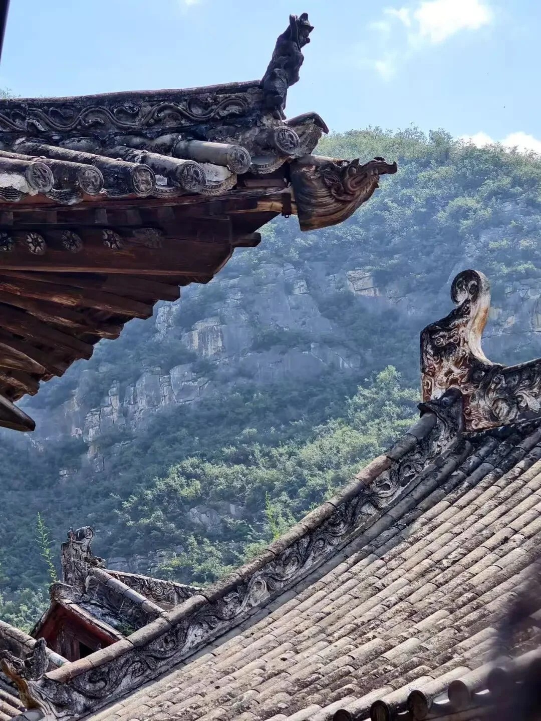 龙门寺 · 檐角与山色
